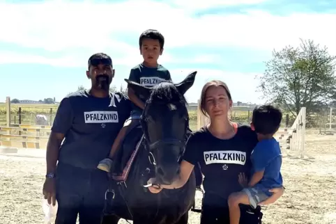  Kandels Heimatshopper-Familie 2022. Amit Jayakumar, Marion Gillich und ihre Zwillinge. Als Anreiz und Belohnung gab es für die 