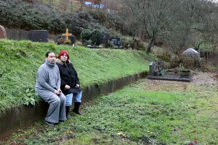Daniela Fuchs (links) und Ilse Weißgerber schmerzt der Anblick des Ortes, an dem das Grab der Eltern war. 