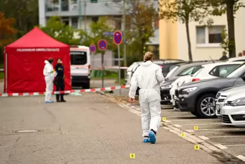 Die Spurensicherung am Tatort in Philipp-Scheidemann-Straße in Oggersheim.