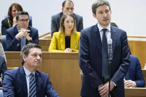 Christoph Gensch (vorne rechts) im Mainzer Landtag. Er könnte Nachfolger von Fraktionssprecher Christian Baldauf (vorne links) w
