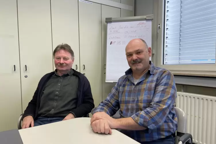 Klaus Vatter (links, mit dem Betriebsratsvorsitzenden Ronald Keller), arbeitet weiter, obwohl er mit &uuml;ber 50 Jahren Betriebstreu