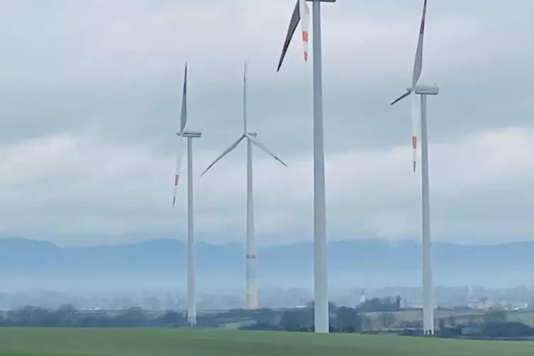 Weithin sichtbar: Zwischen Offenbach und Herxheim stehen bereits einige Windräder.