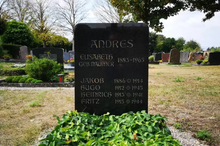 Grabstein der Familie Andres: Jakob Andres und seine drei Söhne sind in Kriegen gefallen.