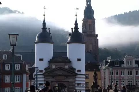 Sehenswürdigkeit zum Wanderstart: Brückentor in Heidelberg mit spätbarocken Helmen auf den Türmen.