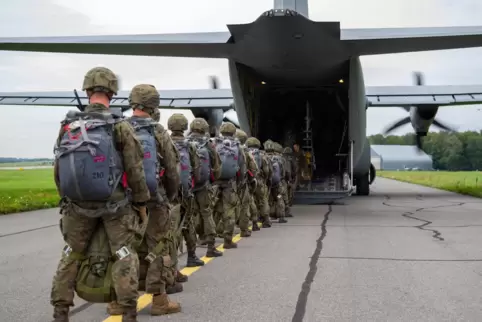 Das Ramsteiner Transportgeschwader unterstützt auch Nato-Alliierte. Unser Bild zeigt polnische Fallschirmspringer an der Luke ei