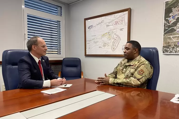 Im Gespr&auml;ch: Journalist Ilja T&uuml;chter mit Brigadegeneral Otis Jones auf der Air Base in Ramstein. 