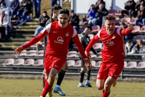 Freut sich, bleibt aber am Boden: Deutsch-Grieche Angelos Stavridis (links), Jungprofi des 1. FC Kaiserslautern, wohnt weiter be