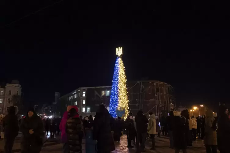Licht der Hoffnung: In den Landesfarben erstrahlt in Kiew ein Weihnachtsbaum.
