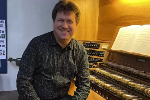 „Am schönsten ist Weihnachten für mich mit einer Orchestermesse, Chor und Solisten“, sagt Organist Michael Weickenmeier. 