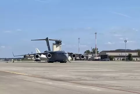 Die Air Base in Ramstein ist das logistische Drehkreuz der US-Luftwaffe in Europa und transportiert auch Personal und Gerät an d