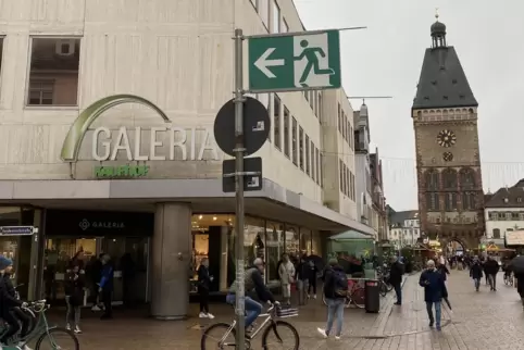 Trübe Aussichten: Dunkle Wolken hängen über der letzten Pfälzer Kaufhof-Filiale am Speyerer Altpörtel. Beschäftigte, Einzelhändl