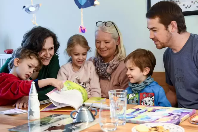 Im Hause Mazzotta/Petzke ist immer was los. Und Jonas, Mutter Sara, Emilia, Familienpatin Ute, Lukas und Vater Lutz (von links) Im Hause Mazzotta/Petzke ist immer was los. Und Jonas, Mutter Sara, Emilia, Familienpatin Ute, Lukas und Vater Lutz (von links)