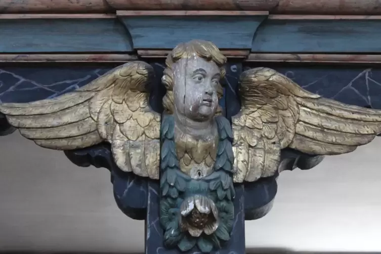 Engel an einer Säule in der Dreifaltigkeitskirche in Speyer, die zwischen 1701 und 1717 erbaut wurde.