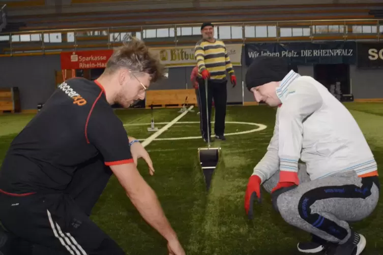 Seit Montag l&auml;uft die Vorbereitung in der Stadtsporthalle. Arian Thielen (Firma soccerxp), Patrick Sellke und Harald B&ouml;cher von 