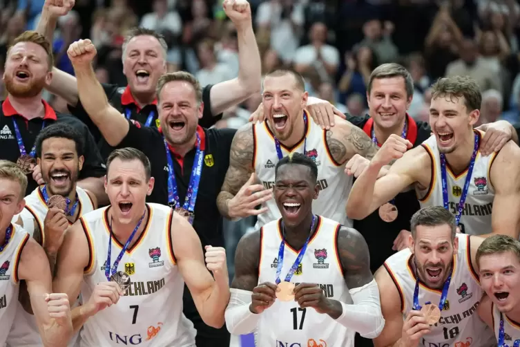 Da sind die Dinger: die deutschen Basketballer mit den ersehnten EM-Bronzemedaillen; vorne in der Mitte Kapitän Dennis Schröder.