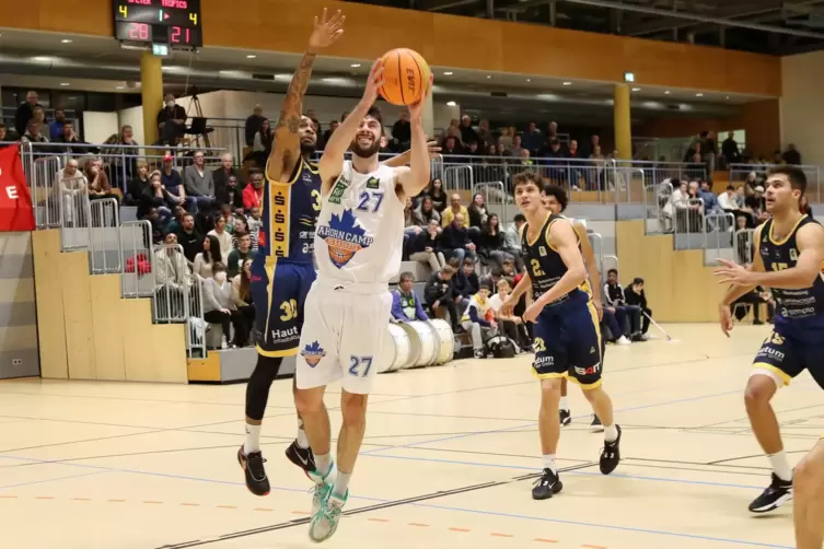 Eine Verstärkung: Jake Babic (am Ball) von den Ahorn Camp BIS Baskets Speyer. 