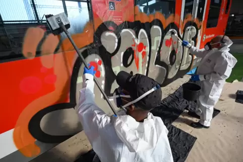 Auf Anlagen und Fahrzeuge der Deutschen Bahn hat es im laufenden Jahr bereits mehr als 15 000 Graffiti-Delikte gegeben. 