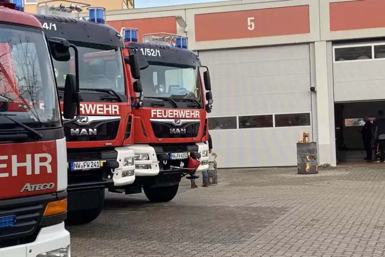 Die gro&szlig;en Feuerwehrfahrzeuge stehen im Hof, um in der Halle Platz f&uuml;r den Gottesdienst zu haben. 