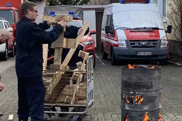 Immer wieder wird nachgelegt. 