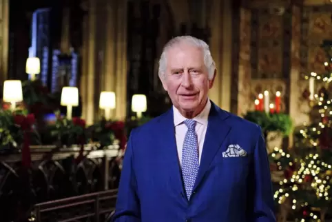 König Charles III. von Großbritannien spricht während der Aufzeichnung seiner ersten Weihnachtsansprache in der St. George's Cha