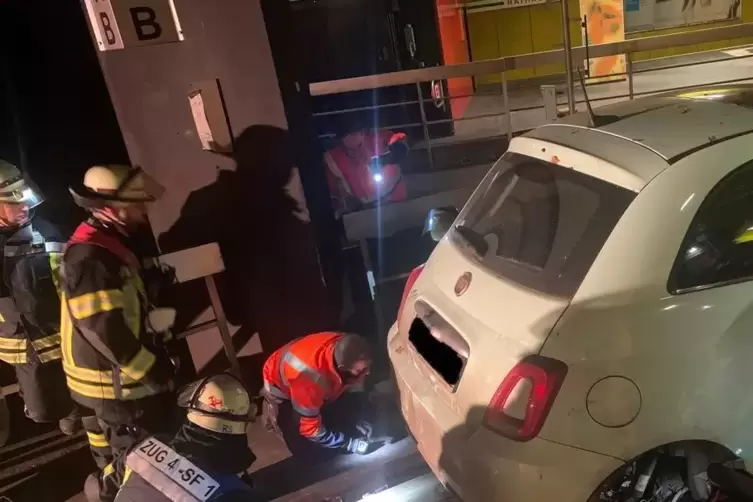 Feuerwehrleute bergen ein Auto in einem Straßenbahntunnel.