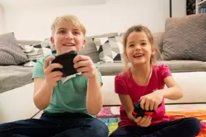 Spielekonsolen sind bei Eltern und Kindern beliebt. Spielekonsolen sind bei Eltern und Kindern beliebt.