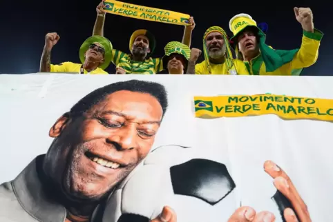 Brasilianische Fans dachten schon bei der WM in Katar an Pelé.