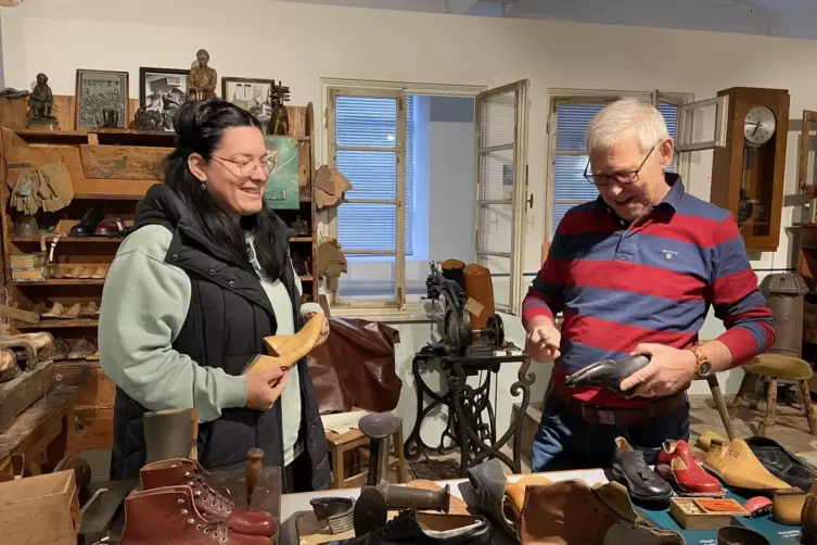 Gerhard Seibel mit Eyislin Golbeck, die als Festangestellte der Gemeinde eine st&auml;ndige Ansprechpartnerin im Schuhmuseum ist. Neb
