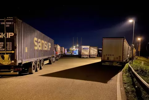So verkehrsgefährdend werden in der Zufahrt zur Raststätte bei Edenkoben sehr häufig Lastwagen abgestellt. 