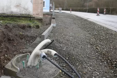 Der Gehweg wird auf der gegenüberliegenden Seite zur Bahntrasse angelegt. 