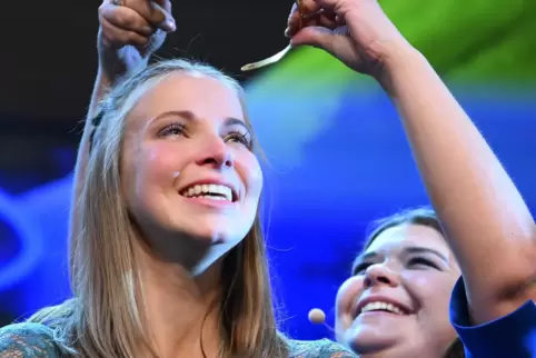 Ein Meilensteinmoment: Lea Baßler wird von ihrer Vorgängerin Sophie Hanke zur Pfälzischen Weinkönigin gekrönt. 