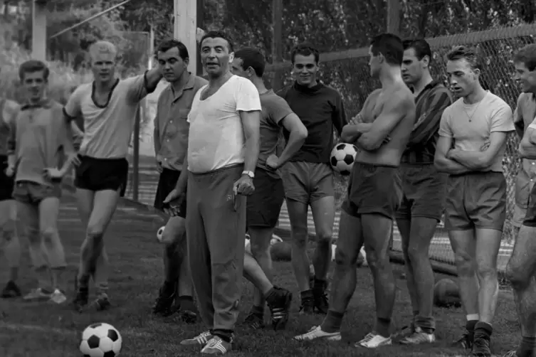 Trainer Helmut Schneider (Mitte) und seine Spieler vom 1. FC Saarbrücken 1963 bei einer Übungseinheit.