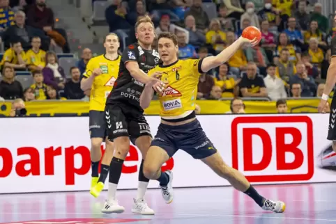 Fabian Husemann versucht Niclas Kirkelökke zu bremsen. 