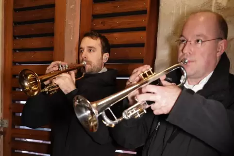 Organisator Christian Magin (rechts) und einer seiner Mitstreiter beim Turmblasen in der Kirche St. Michael. 