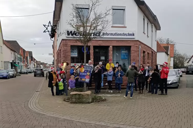 Der MV Iggelheim zog durchs Dorf, eine Station war Ecke Buschgasse/Luitpoldstra&szlig;e . 
