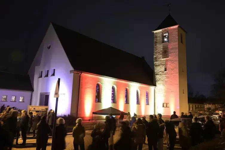 Das Kirchenschiff der Johanneskirche in der Maxdorfer Siedlung war in Rot und Gold illuminiert, das Turmfenster war weit ge&ouml;ffne
