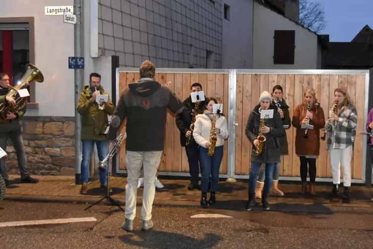 Auch in Assenheim wurde vom Boden aus musiziert. Hier macht die Blaskapelle in der Langstra&szlig;e an der protestantischen Kirche Sta