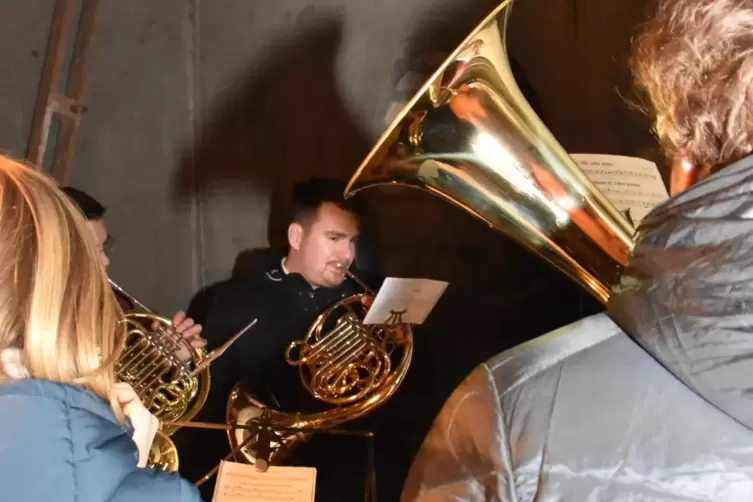 Eng war es in der Turmstube in der Hochdorfer Kirche St. Peter f&uuml;r die acht Musiker. 