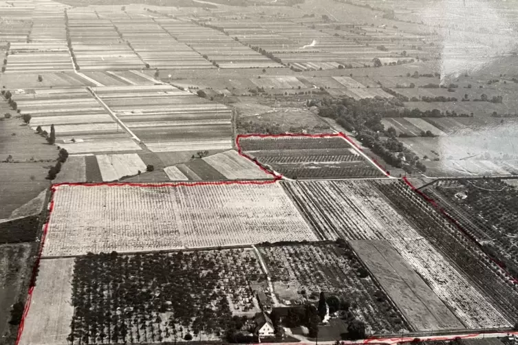 Die Anfänge im Horst: Rot markiert ist die Fläche des Obstguts Pfaff in der Größe, wie sie vor 1930 war. Im Vordergrund sind Geb