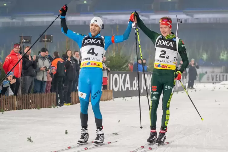 Fahr vor, Kumpel: Im Dezember 2018 überlässt Benedikt Doll (rechts) Ole Einar Björndalen in dessen letzten Rennen in seiner Karr
