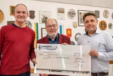  Eine 1000-Euro-Spende nahm Winfried Werner (Mitte) vom Vorsitzenden Ulf Stueber (links) und dem Dirigenten Jens Göngrich entgeg