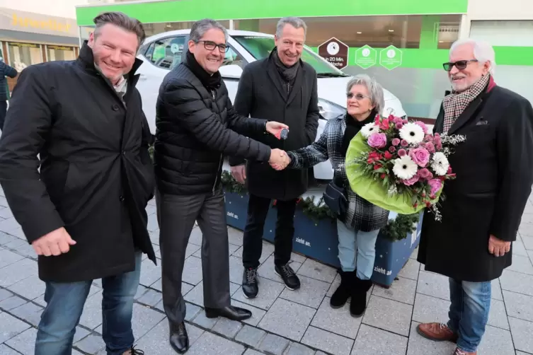 Brigitte Nagel nimmt den Hauptpreis der Weihnachtsaktion des Wirtschaftsforums entgegen, von links: Autohaus-Geschäftsführer Mic
