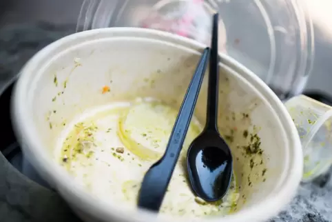 Die Gastronomen halten Mehrweggeschirr für eine gute Sache, weil es Plastikmüll reduziert. Viele Kunden wollen dennoch Einwegver