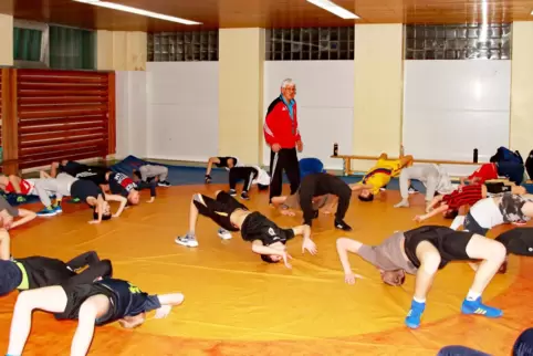 Über eine florierende Ringerjugend vor und nach Corona freut sich Coach Misha Jeliazkov (rote Sportjacke) beim ASV Pirmasens.