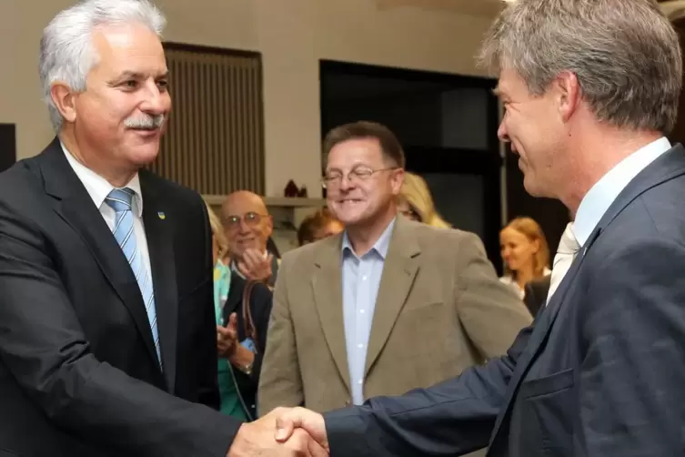Nach der B&uuml;rgermeisterwahl: Harald Reichel gratuliert dem Sieger Peter Christ. 