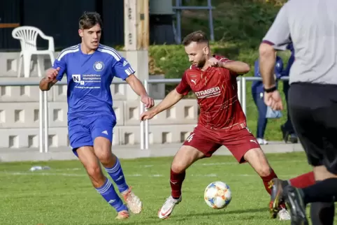  18 Treffer erzielte er für den SV Imsbach: Lukas Bossong (links). Das Bild zeigt ihn im Duell mit Jannis Dietz (SV Alsenborn). 