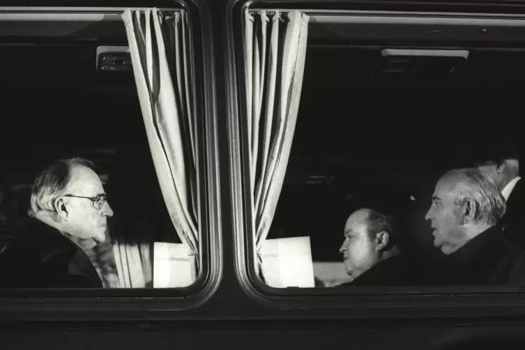 Zwei M&auml;nner, die Geschichte geschrieben haben: Helmut Kohl und Michail Gorbatschow bei dessen Besuch in Oggersheim. 