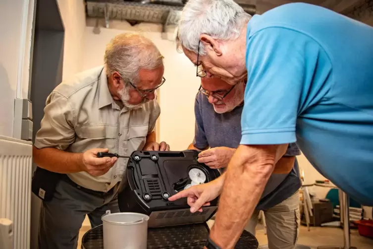 Beim ersten Reparaturcafé im September: Theodor Ringeisen, Bernd Lohrum und Josef Wenzel (von links) reparieren eine Eismaschine