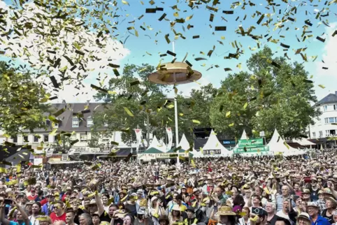 Proppenvoll: der Rathausplatz am Eröffnungstag des Strohhutfests 2022. Proppenvoll: der Rathausplatz am Eröffnungstag des Strohhutfests 2022.