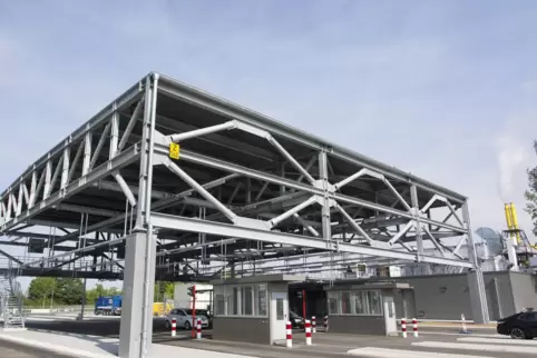 Hier werden Lastwagen vor der Einfahrt ins Werk von Fachleuten auf Herz und Nieren geprüft.